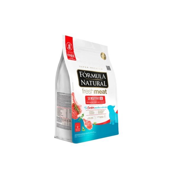 Ração Fórmula Natural Fresh Meat Sensitive para Cães Adultos de Mini e Pequeno Porte Sabor Cordeiro, Mandioca e Aloe e Vera 2,5 Kg